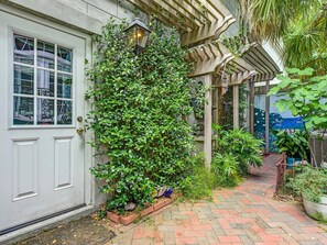 House, Multiple Beds (Perry Lane Carriage House) | Property grounds