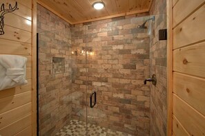 Shower, towels, soap, toilet paper - Foolin' Around in the Smokies (Sevierville)