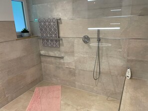 Shower, hair dryer, towels, soap - Very nice, newly renovated vacation home near Kochel am See for up to 10 people (Großweil)