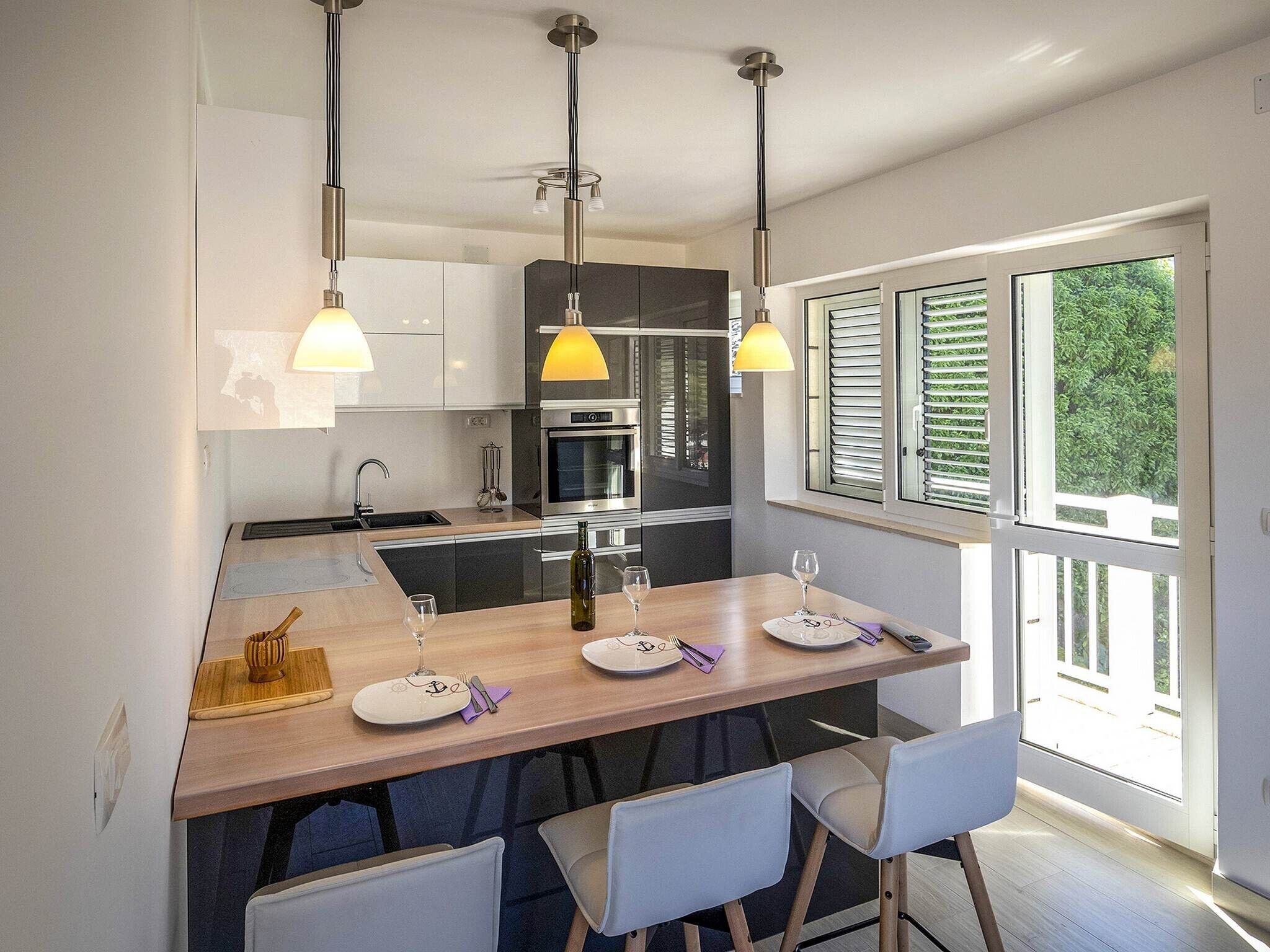 Fridge, oven, dishwasher, cookware/dishes/utensils