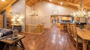 Un intérieur spacieux avec des planchers en bois, un coin repas et une cuisine.