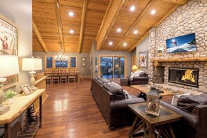 Smart-TV, Kamin, Tischfußball, Arbeitsbereiche