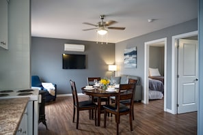 Condo Standard | Aire de séjour | Téléviseur