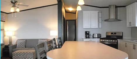 Standaard cottage | Privékeuken | Een koelkast/vriezer, een magnetron, een oven, een kookplaat