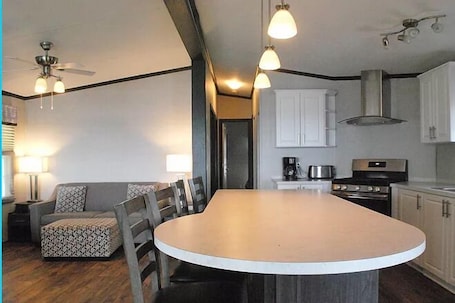 Casa de campo standard | Cozinha privada | Geladeira grande, micro-ondas, fogão, cooktop. Great Blue Resorts - Golden Beach Resort