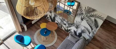 Een televisie en een stereo