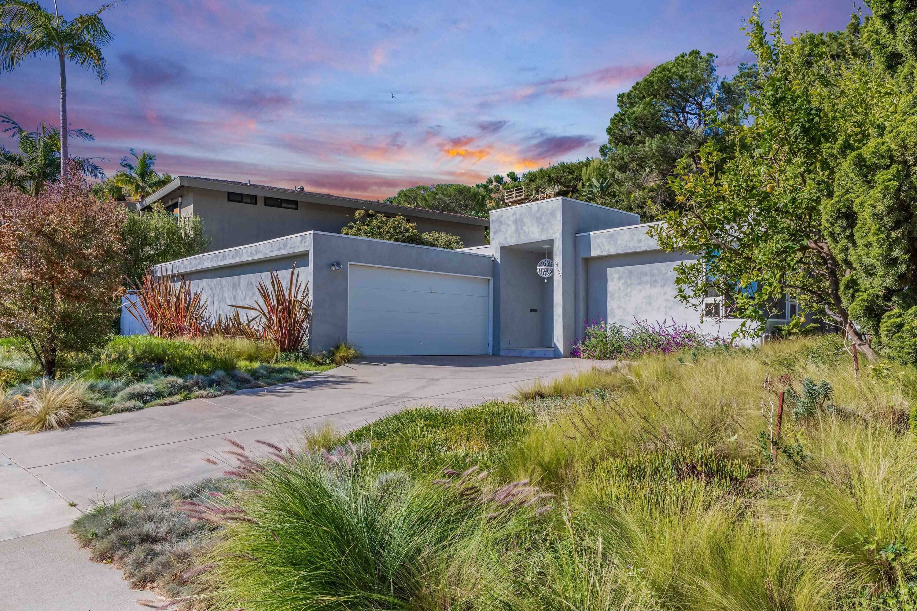 Mid-Century Modern Charm - Walk to Beach