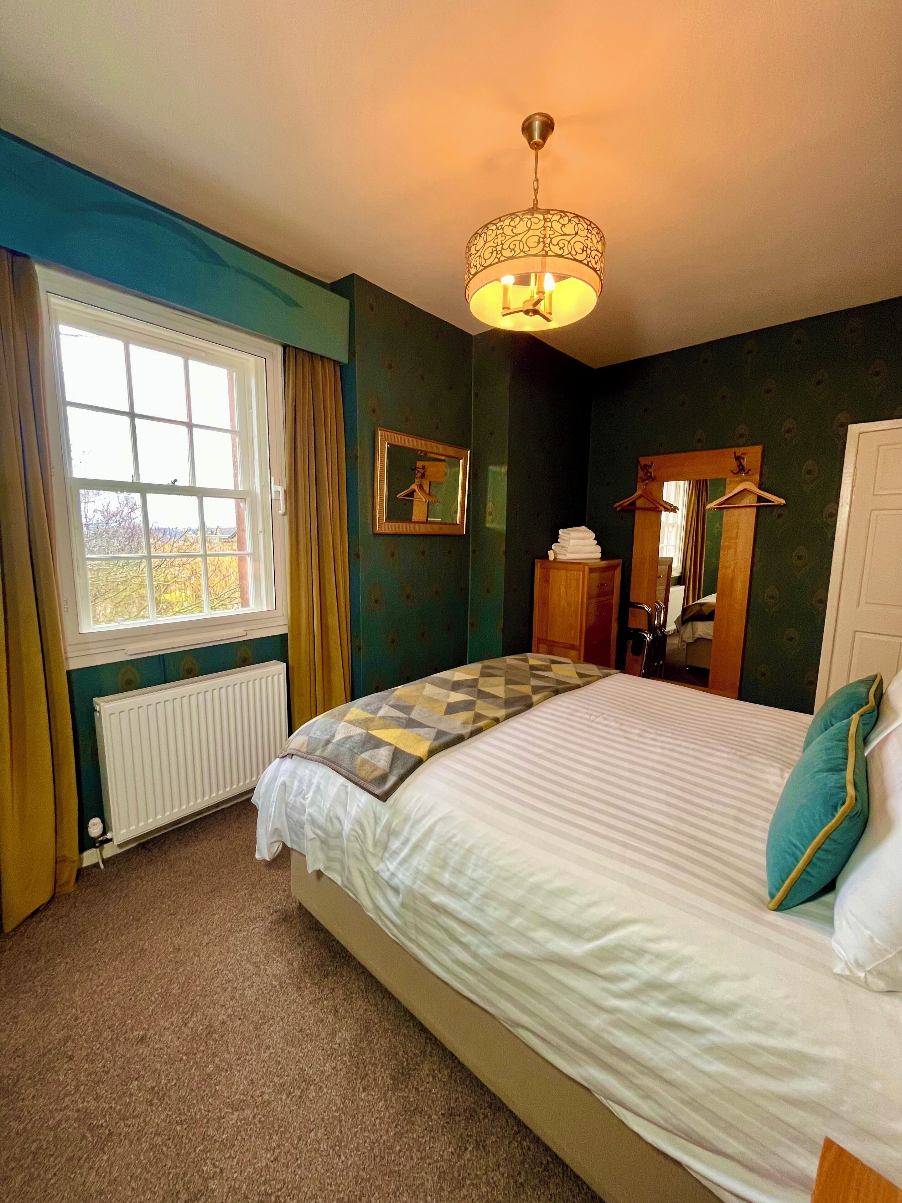 Appartement Design, 2 chambres | Lit avec matelas à plateau-coussin, rideaux d’obscurcissement