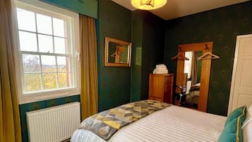 Leilighet – design, 2 soverom | Senger med overmadrass, blendingsgardiner og sengetøy