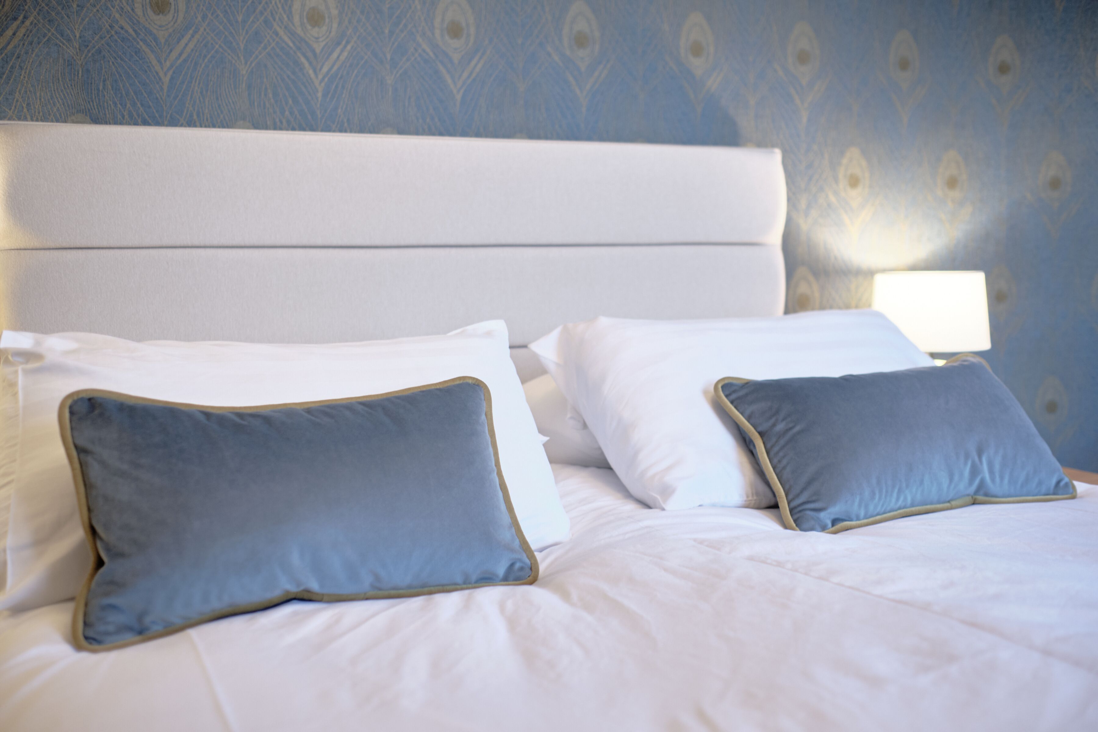 Apartemen Desain, 2 kamar tidur | Bantalan ekstra lembut, tirai kedap cahaya, dan seprai linen