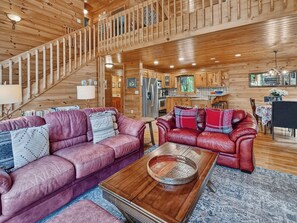 TV, fireplace - Tumnus Ridge - Mountain View | Super Dog Friendly | Hot tub | Fire Pit (Morganton)