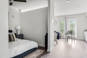 1 chambre, bureau, fer et planche Ă repasser, lit parapluie