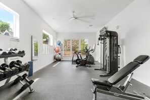 Fitness facility - Downtown Modern Bungalow (Dallas)