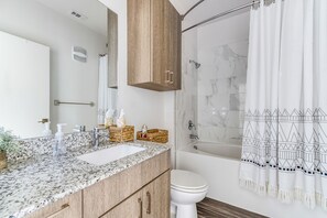 Bathtub, hair dryer, towels, soap - Downtown Modern Bungalow (Dallas)