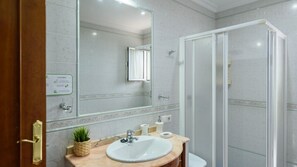 Shower - Casa Rural Entre Olivos La Puebla de Cazalla by Ruralidays (Seville)