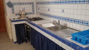 Kühlschrank, Ofen, Herdplatte, Wasserkocher mit Kaffee-/Teezubehör