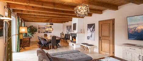 Télévision, cheminée, table de tennis de table