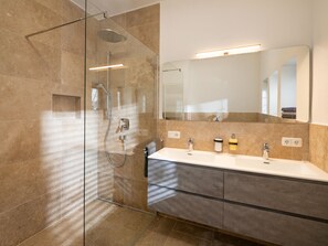 Combinazione doccia/vasca, asciugacapelli, bidet, asciugamani