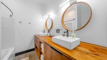 Combined shower/bathtub, hair dryer, towels