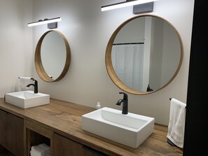 Ensemble douche/baignoire, sèche-cheveux, serviettes fournies