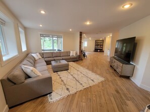 Smart TV, chimenea, videojuegos y futbolito 