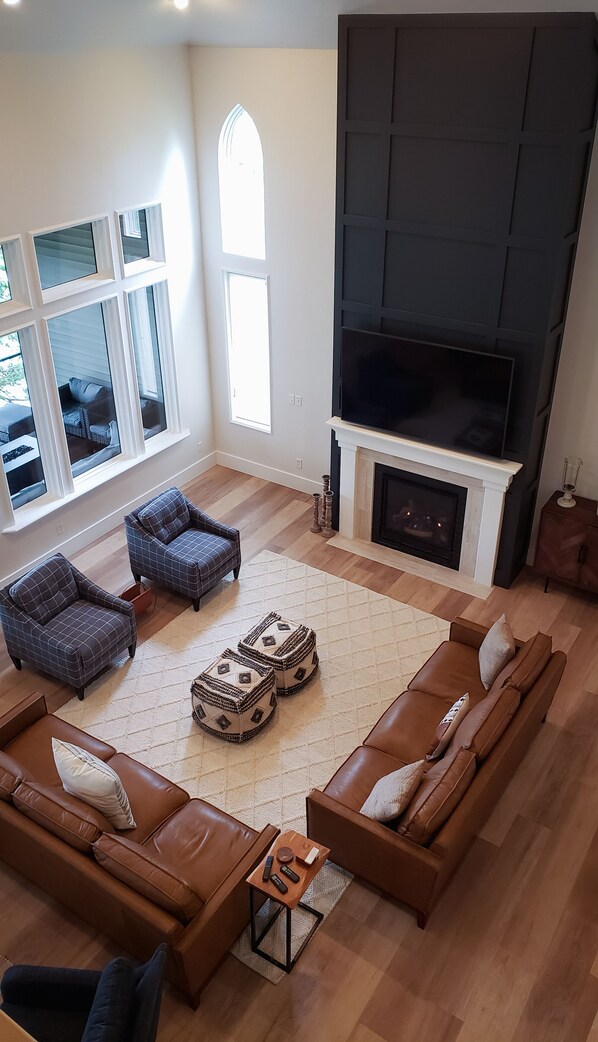 Smart TV, chimenea, videojuegos y futbolito 