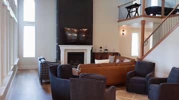 Smart TV, chimenea, videojuegos y futbolito