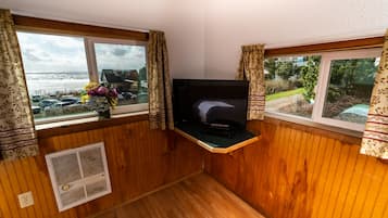 Cabane Économique, 1 grand lit, vue océan | Décoration personnalisée, ameublement personnalisé, Wi-Fi gratuit