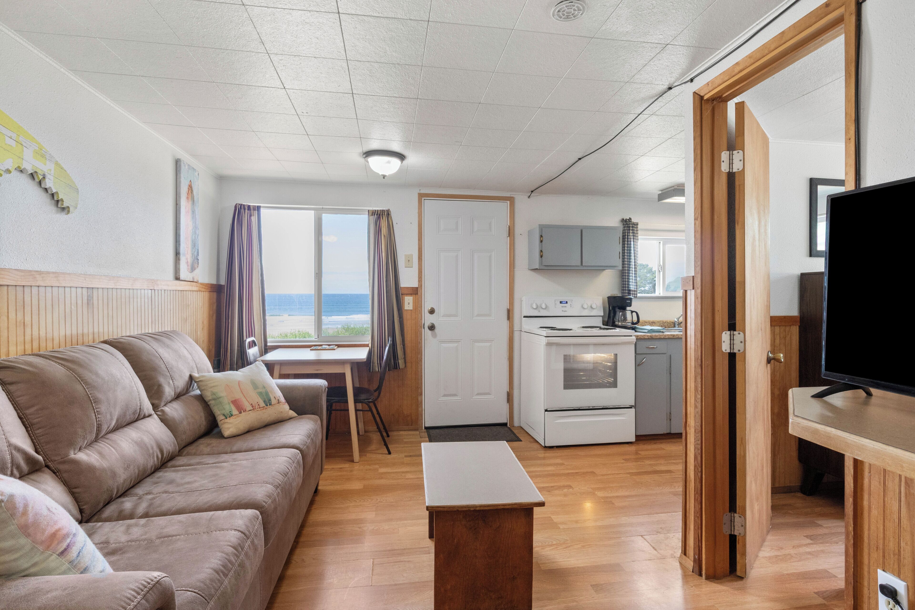 Cabana básico, 1 cama Queen, vista para o oceano | Área de estar | TV de tela plana