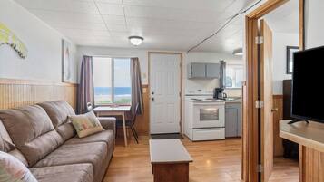 Cabana básico, 1 cama Queen, vista para o oceano | Área de estar | TV de tela plana