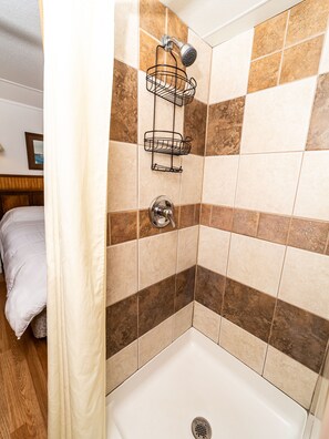 Economy-Ferienhütte, 1 Queen-Bett, Meerblick | Badezimmer | Dusche, Handtücher, Seife, Shampoo