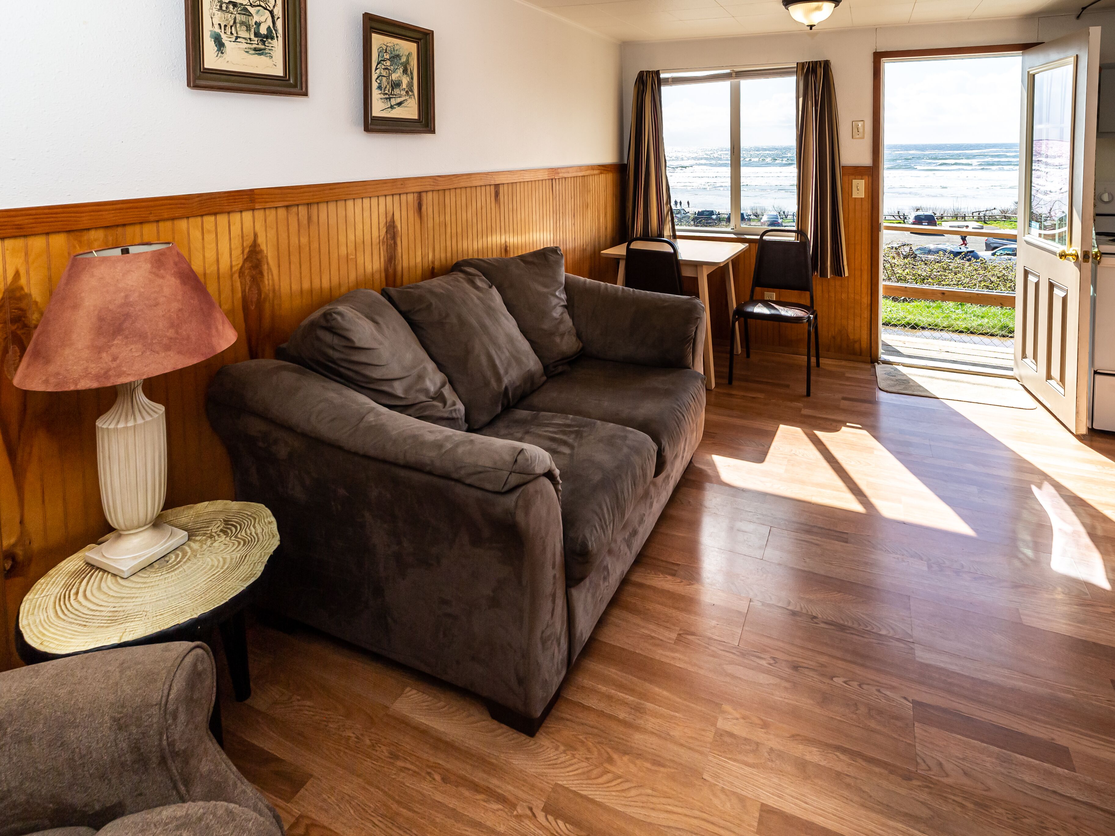 Cabana básico, 1 cama Queen, vista para o oceano | Área de estar | TV de tela plana