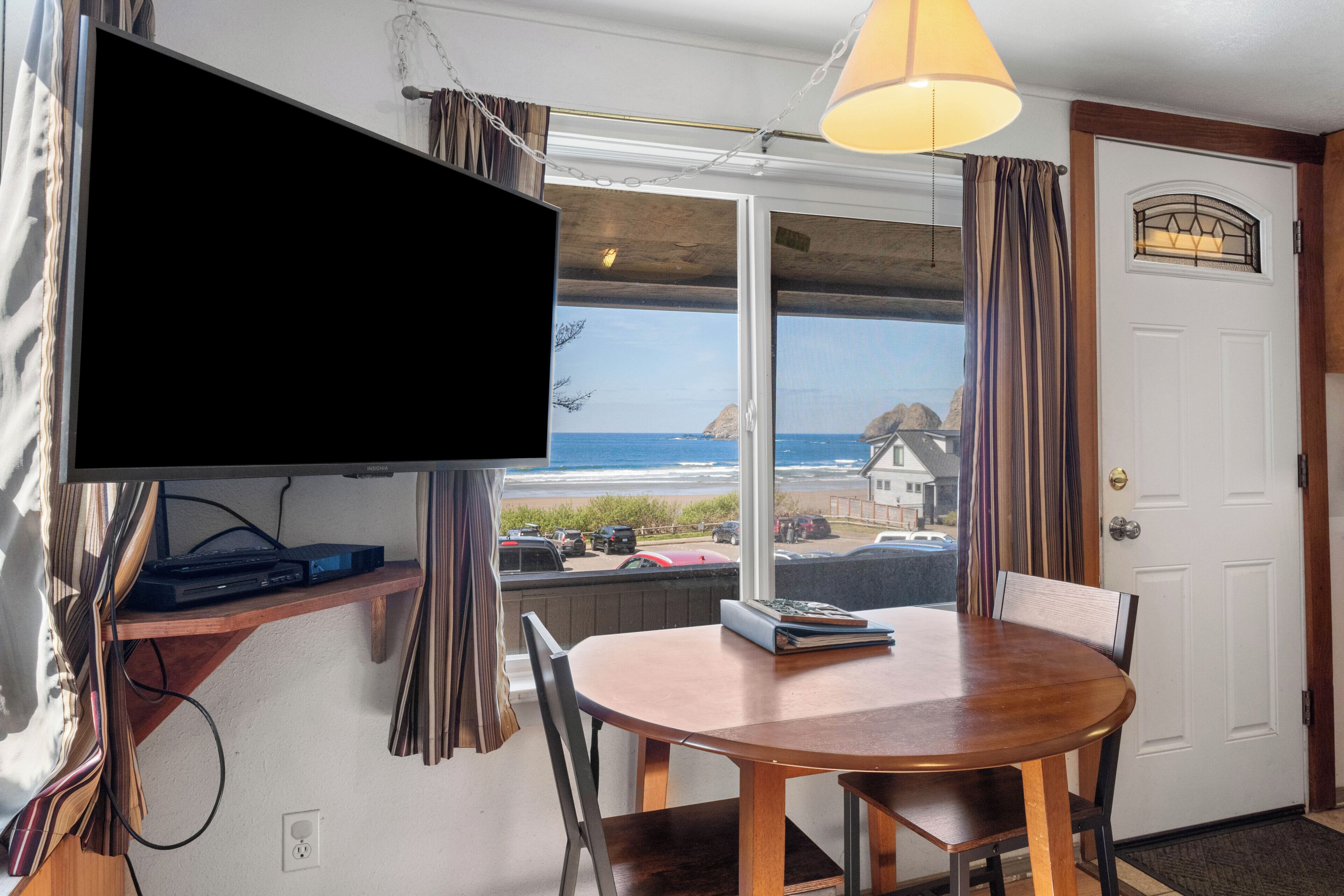 Two Bedroom Cabin, Kitchen, Sea View | Living area