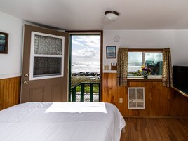 Studio Cabin, Kitchenette, Sea View | Individually decorated, individually furnished, free WiFi, bed sheets
