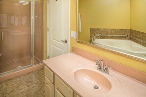 Combined shower/bathtub, hair dryer, towels, soap - Scottsdale Villa Mirage 1 bedroom -no resort fee (Scottsdale)
