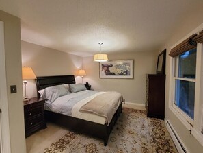4 bedrooms, desk, free WiFi, bed sheets - Family-friendly 3BR House (Wellesley)