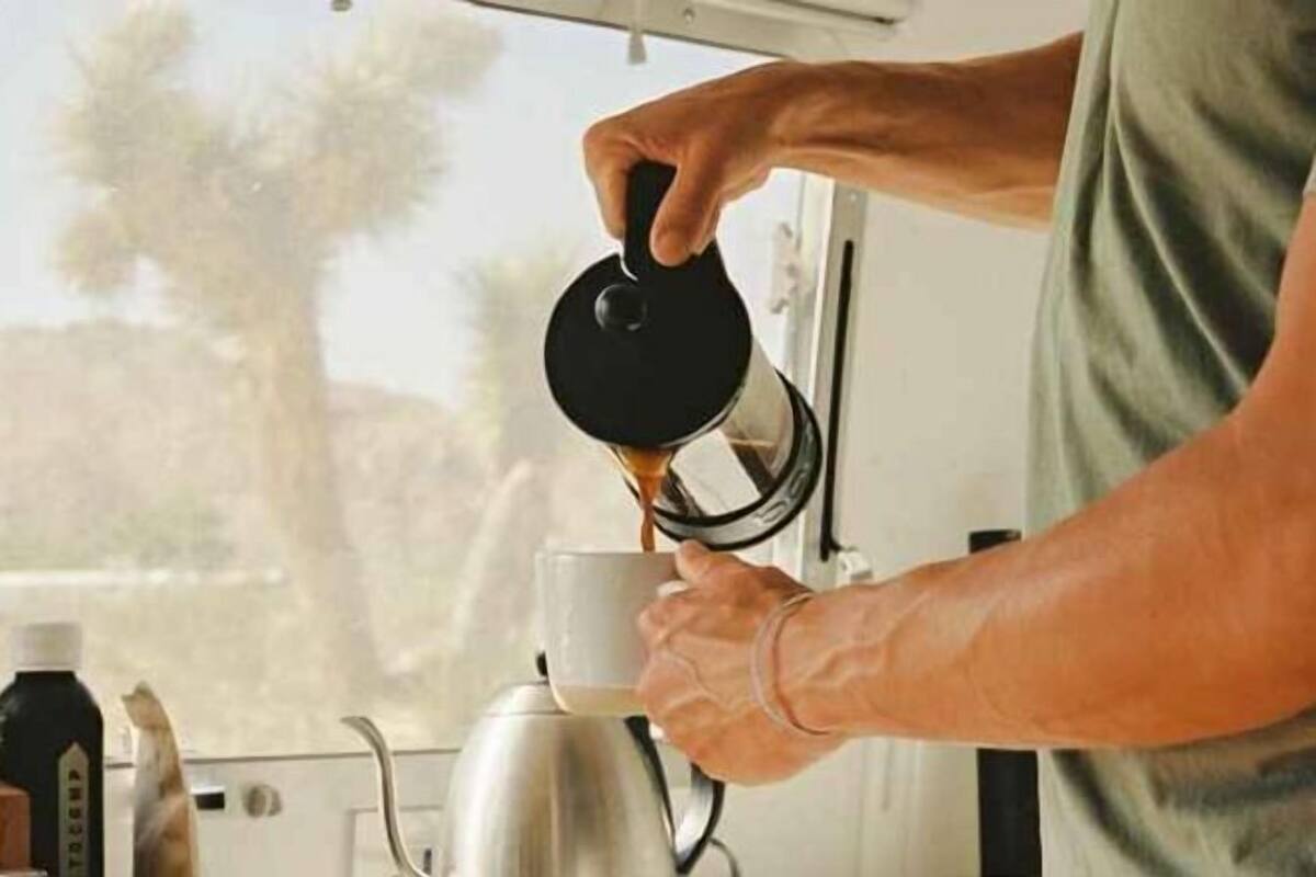 Kopi dan/atau alat penyeduh kopi