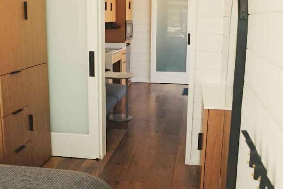 Ruang kerja ramah laptop, Wi-Fi gratis, dan seprai linen