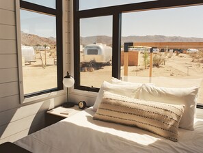 笔记本电脑工作区、免费 WiFi、床单