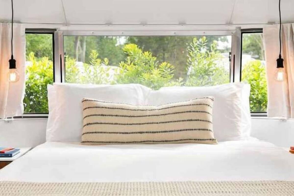 Ruang kerja ramah laptop, Wi-Fi gratis, dan seprai linen