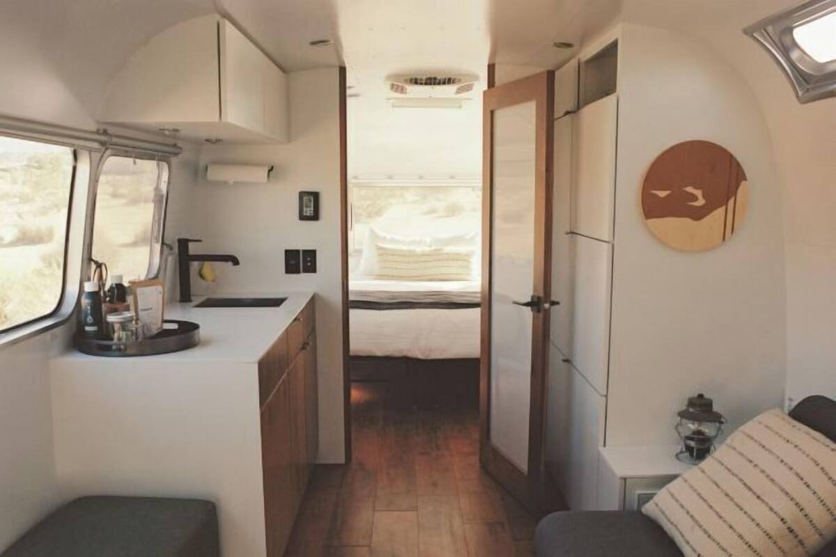 Ruang kerja ramah laptop, Wi-Fi gratis, dan seprai linen