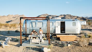 Espace de travail pour ordinateur portable, Wi-Fi gratuit, draps fournis