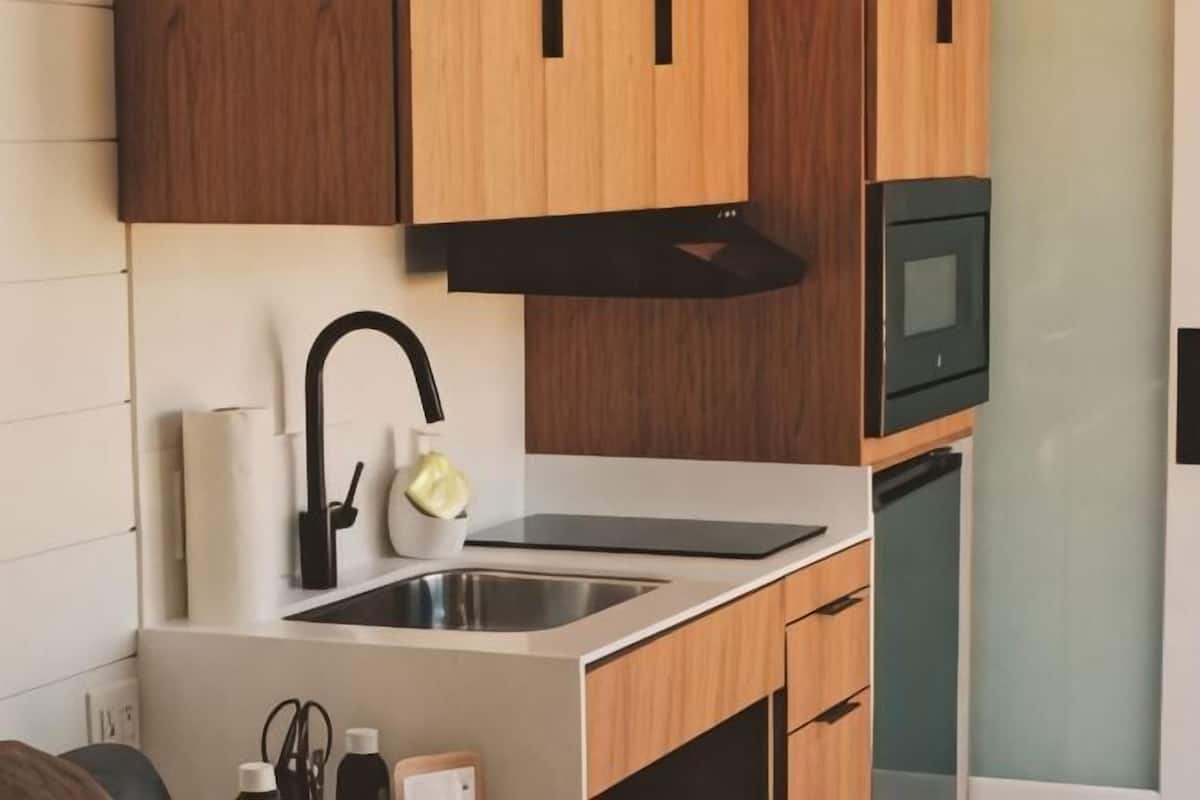 Private kitchen | Mini-fridge, microwave, coffee/tea maker, electric kettle