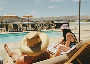 Außenpool, geöffnet von 08:00 Uhr bis 22:00 Uhr, Sonnenschirme