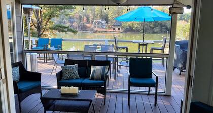 Cozy 3 Bedroom, 2 Bathroom Cottage, right on the water!