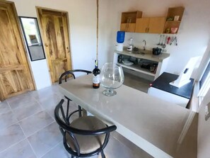 ثلاجة، موقد طهي مسطح، ماكينة لصنع القهوة/الشاي، محمصة خبز