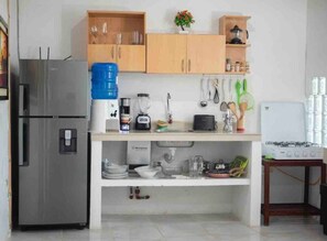 Kühlschrank, Herdplatte, Wasserkocher mit Kaffee-/Teezubehör, Toaster