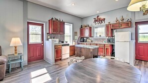 Coffee/tea maker, fridge, microwave, stovetop - Bungo Creek Retreat w/ Multi-Use Trails & a Creek (Pine River)