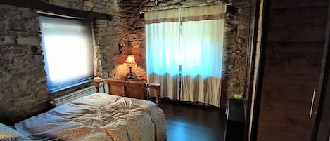 4 chambres, fer et planche à repasser, Wi-Fi, draps fournis