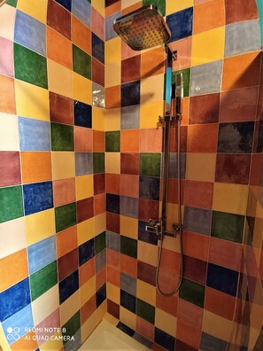 Shower, hair dryer, towels, soap - Joaquin's work, your refuge in El Bierzo. <br> (Folgoso de la Ribera)